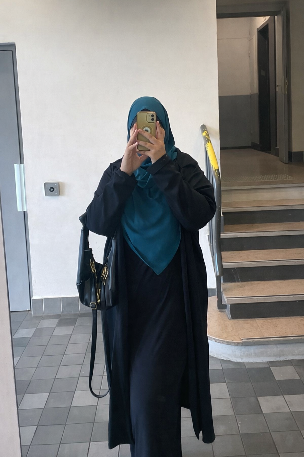 Hijab Soie de Médine – Élégance Intemporelle