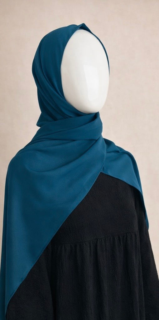 Matière soie de Médine au rendu lisse et élégant
• Tombé fluide, structuré sans rigidité
• Couleur bleu profonde et raffinée, uniforme sur toute la surface
• Non transparent, tenue impeccable sur la tête