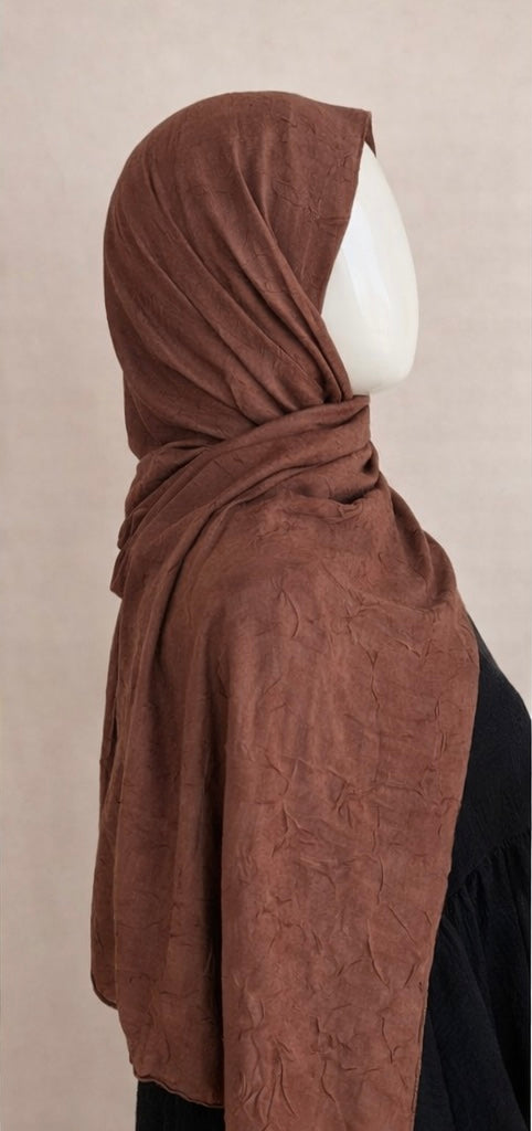 Vue sous un autre angle pour révéler la fluidité du tissu et le volume léger du hijab bambou.