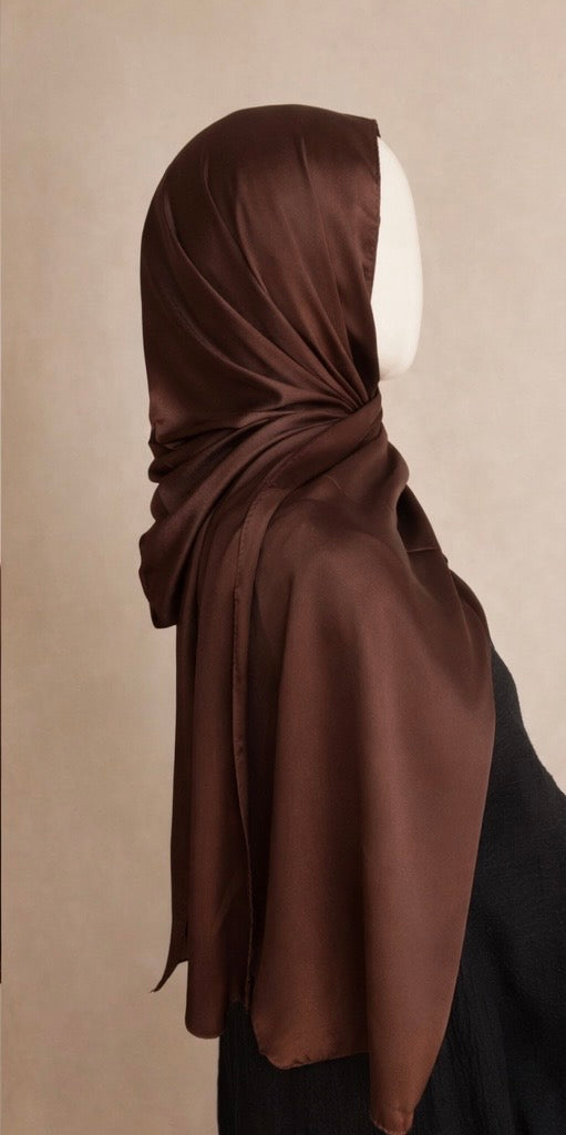 Hijab en satin pistache porté sur mannequin, rendu lumineux et élégant
