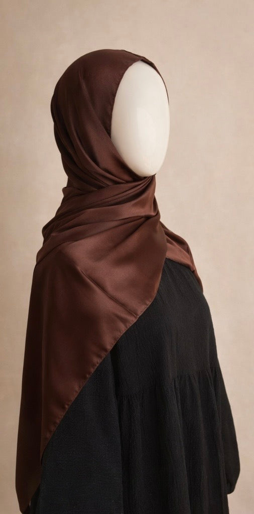 Hijab en satin chocolat porté sur mannequin, tombé fluide et finition élégante 