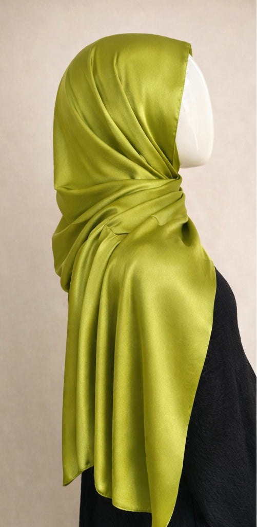 Hijab en satin vert pistache vu de profil, matière légère et élégante au fini soyeux