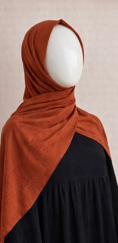 Hijab bambou couleur orange porté sur mannequin, matière légère et respirante, tombé fluide, style simple et raffiné.