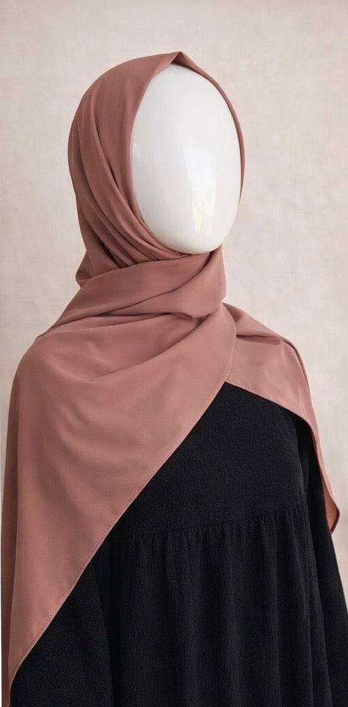 • Soie de Médine au tombé fluide et gracieux
• Rose délicat et féminin, subtil et élégant
• Non transparent, couvrance parfaite
• Mise en forme naturelle, sans rigidité.