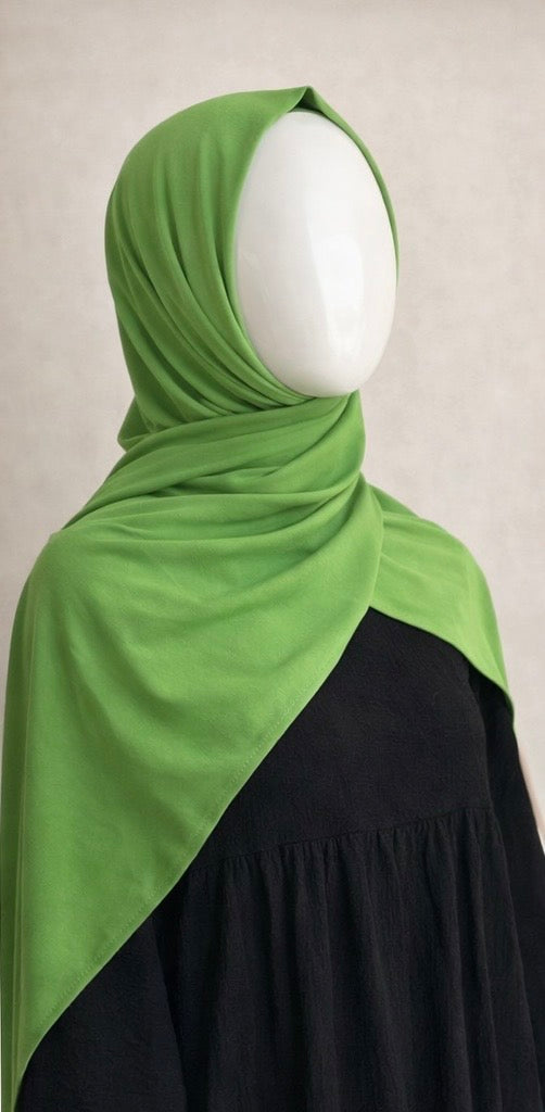 Hijab jersey vert pistache porté sur mannequin, matière fine et confortable, finition minimaliste