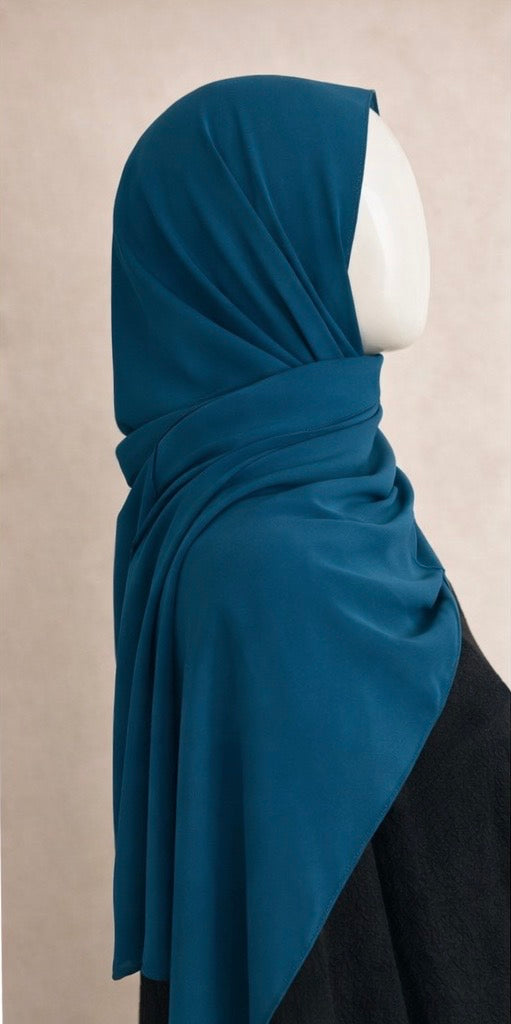 Permet d’observer la fluidité naturelle du tissu
• Le hijab épouse délicatement la silhouette
• Chute nette et élégante, sans effet brillant excessif