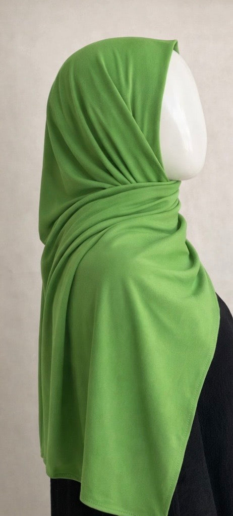 Hijab jersey vert pistache porté sur mannequin, tissu fluide et léger, tombé naturel et rendu élégant