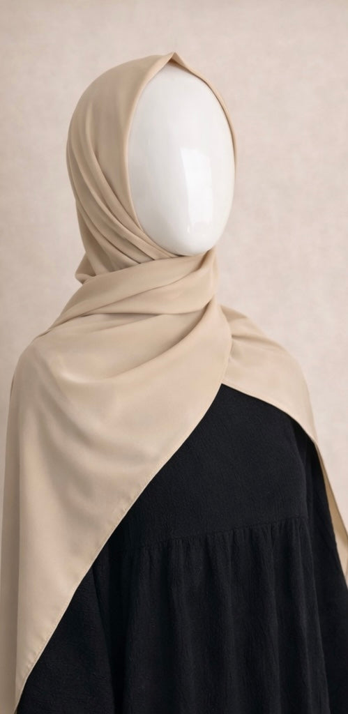 • Soie de Médine fluide et élégante
• Tombé naturel, léger mais bien couvrant
• Beige doux et lumineux, facile à assortir
• Rendu homogène, non transparent