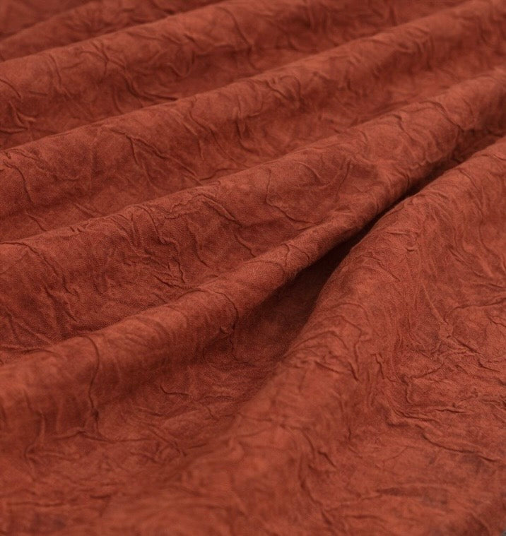 Gros plan sur le tissu bambou : fibres fines, texture douce, rendu naturel et élégant.