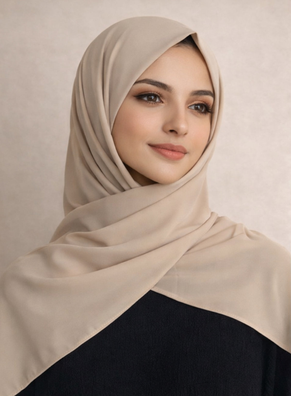 • Ambiance naturelle et élégante
• Le hijab reste la pièce centrale.