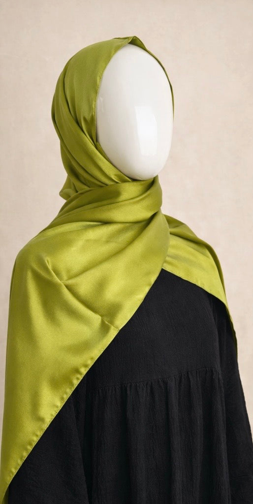 Hijab en satin vert pistache porté sur mannequin, rendu lumineux et tombé fluide