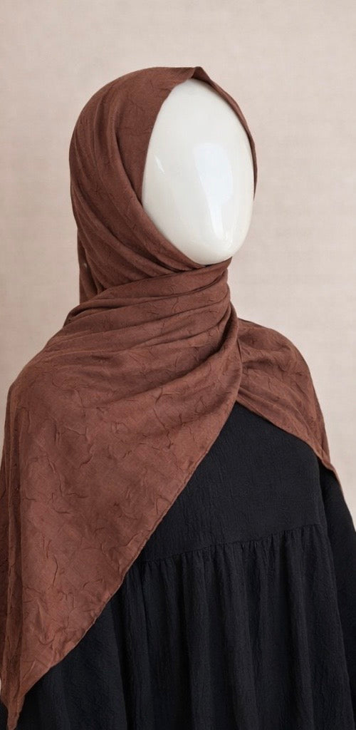 Hijab bambou couleur marron chocolat porté sur mannequin, matière douce et respirante, tombé naturel, rendu élégant et minimaliste.