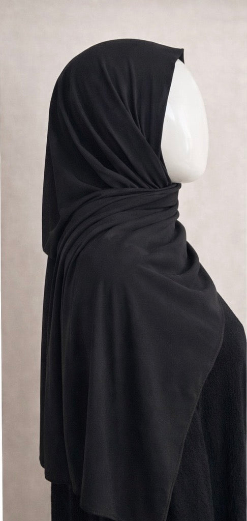 Hijab jersey noir intense porté sur mannequin, matière légère et confortable