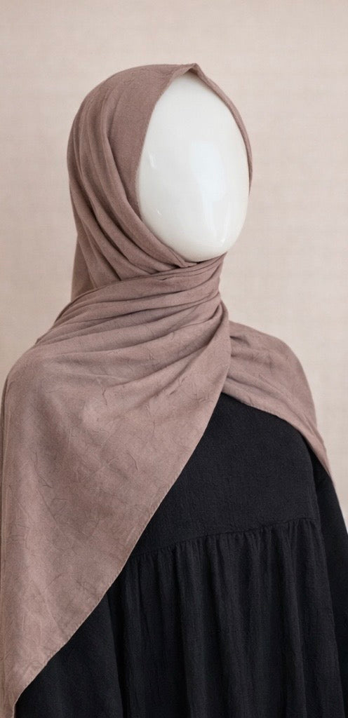 Hijab bambou couleur taupe porté sur mannequin, matière douce, tombé naturel, silhouette élégante et intemporelle.