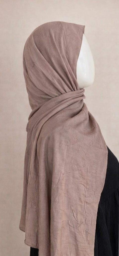 Autre angle pour montrer la fluidité du hijab et son volume léger sans rigidité.